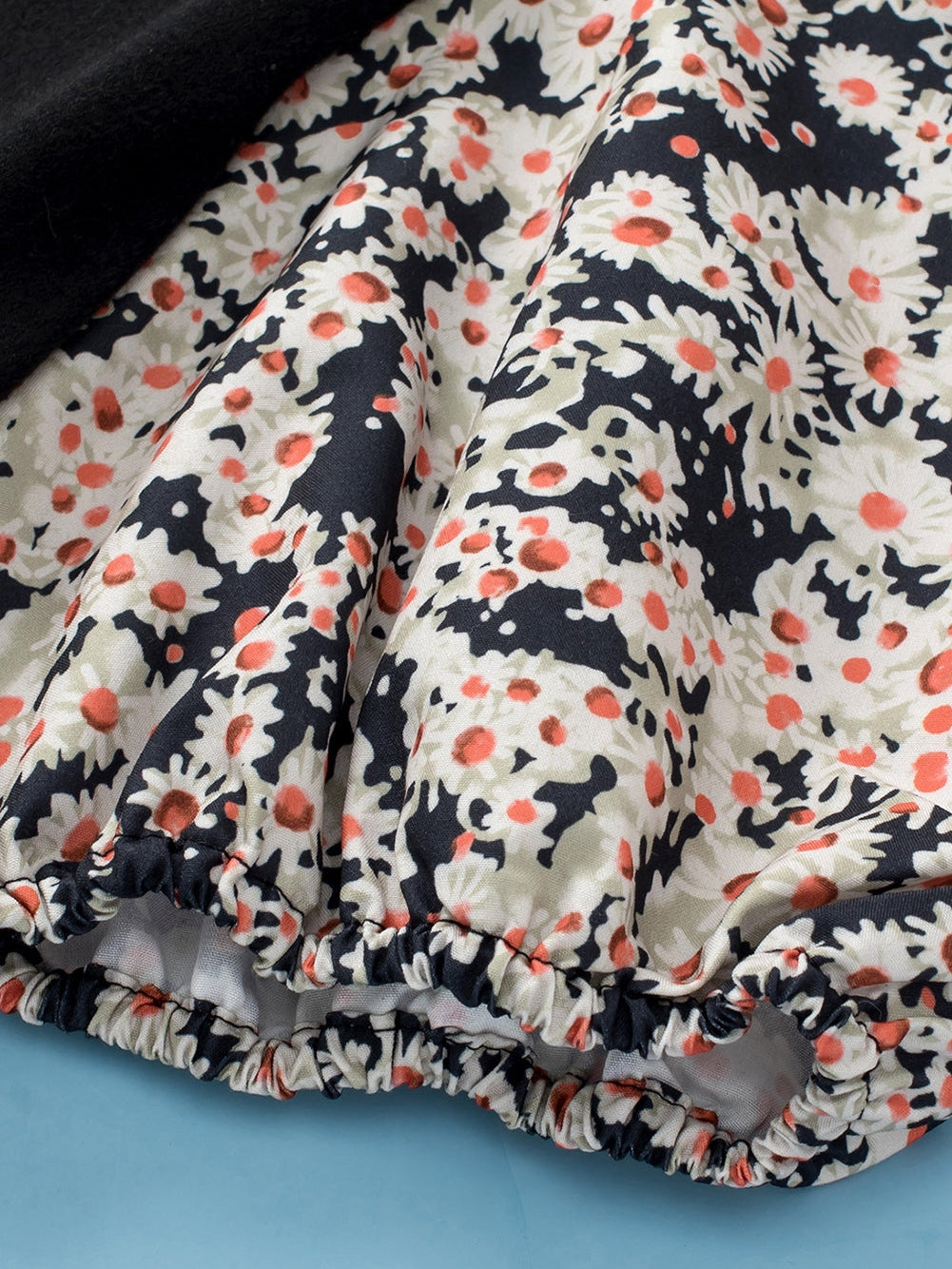 Elegant Black Daisy Bubble Sleeve Plus Size Floral Tunic Top