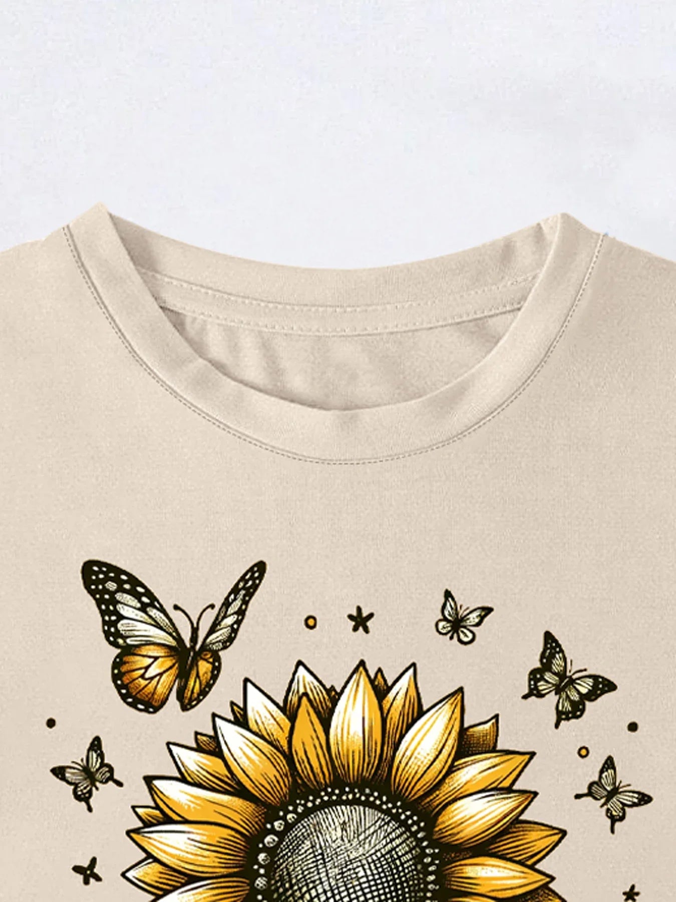 Women's Sunflower and Butterflies Illustration Print T-shirt, Short Sleeve, Crew Neck, Casual Top for Summer and Spring