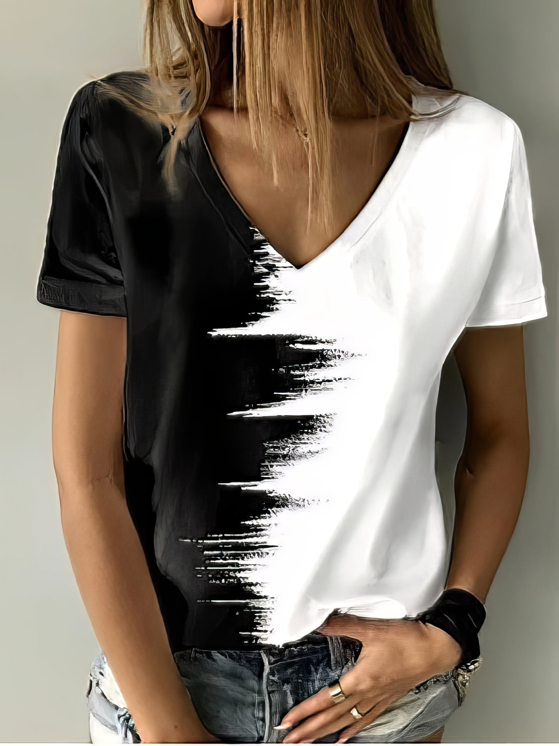 T-Shirts - Printed V-Neck Short Sleeve T-Shirt - MsDressly