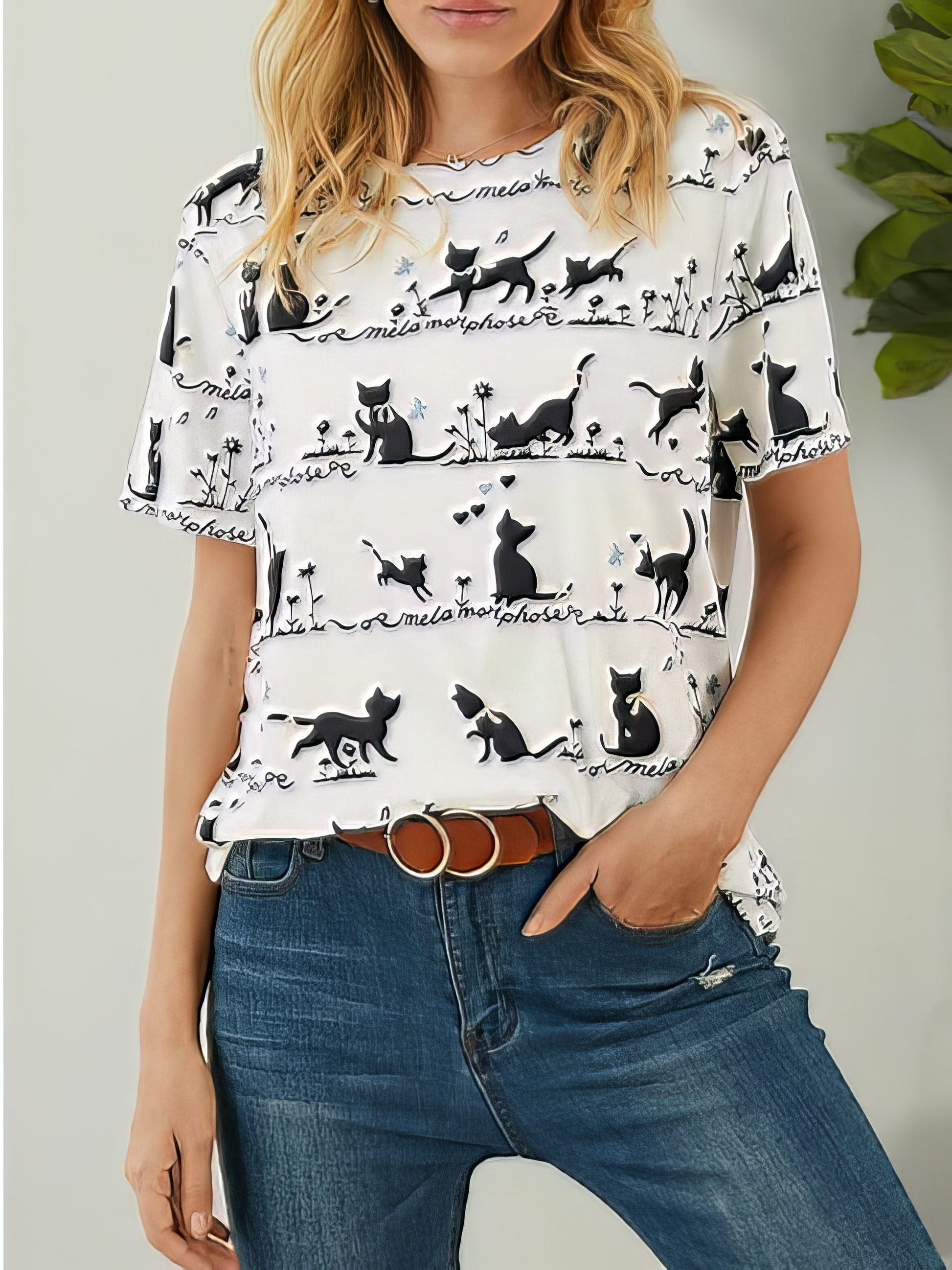 Cat Lover's Cozy Cotton T-shirt with Playful Cat Print