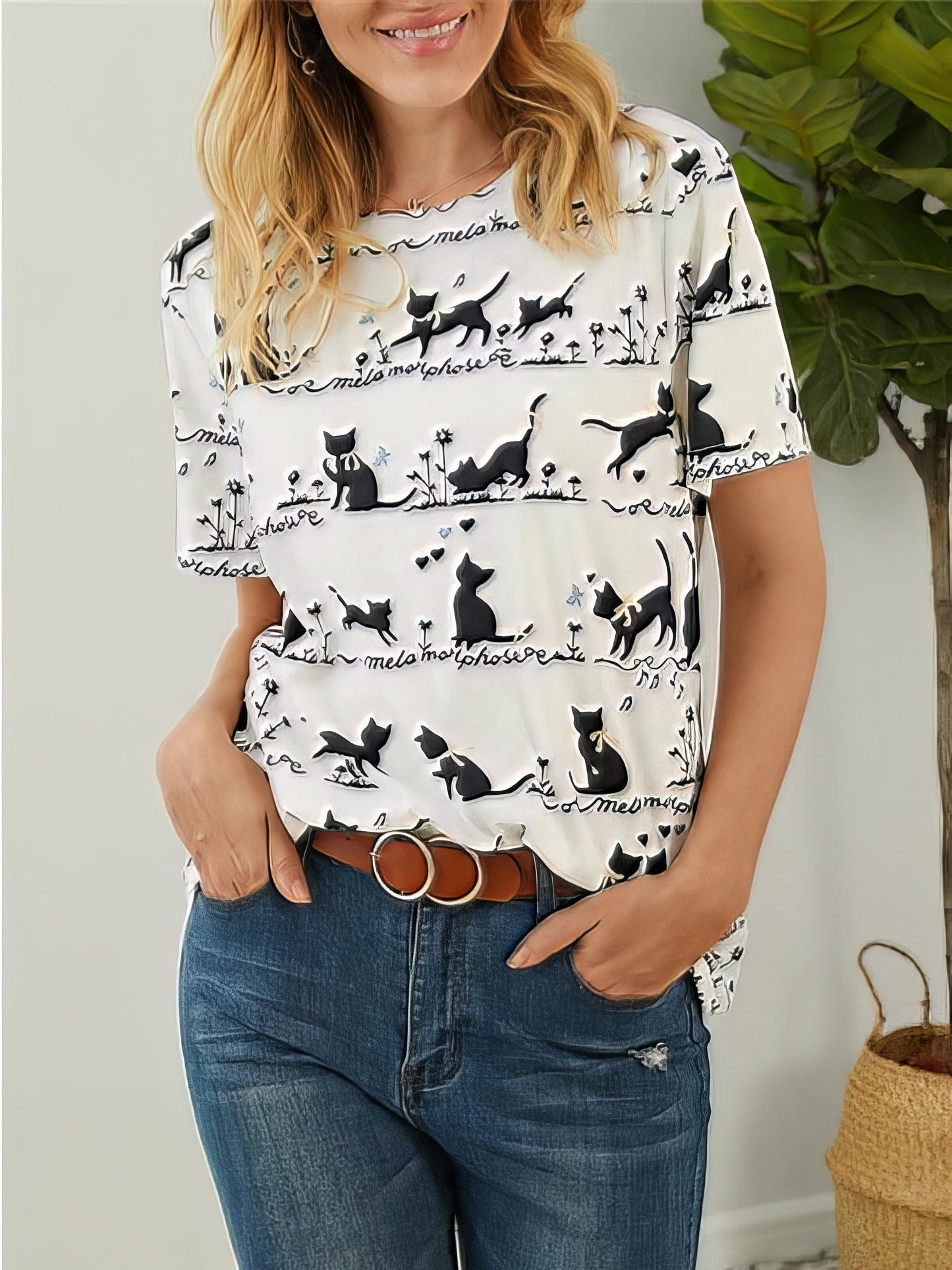 Cat Lover's Cozy Cotton T-shirt with Playful Cat Print