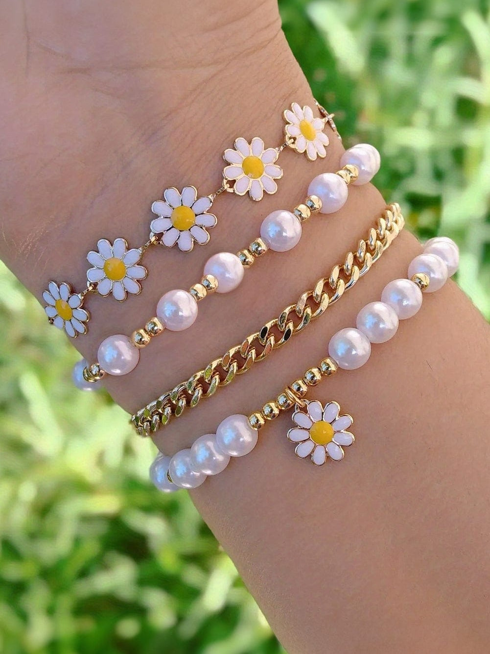 Daisy Pearl Chain Bracelet Set with a White Twist