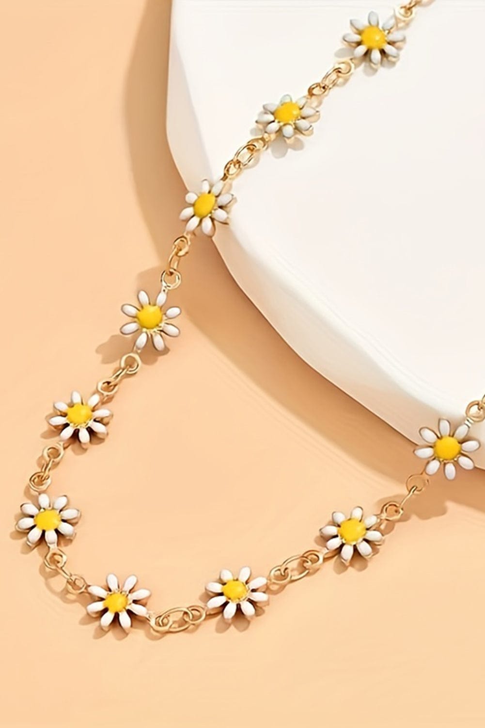 Elegant Daisy Alloy Choker Necklace with Adjustable Chain