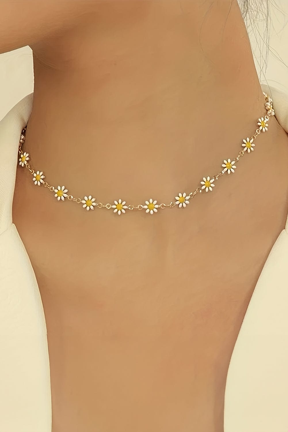 Elegant Daisy Alloy Choker Necklace with Adjustable Chain